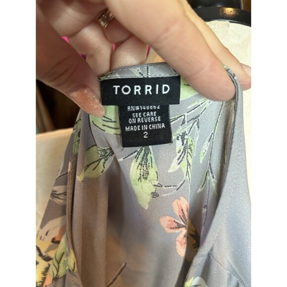 Torrid Baby Doll V- Neck Gray Floral Semi Sheer Size 2 (2X) Short Sleeves - Picture 6 of 7